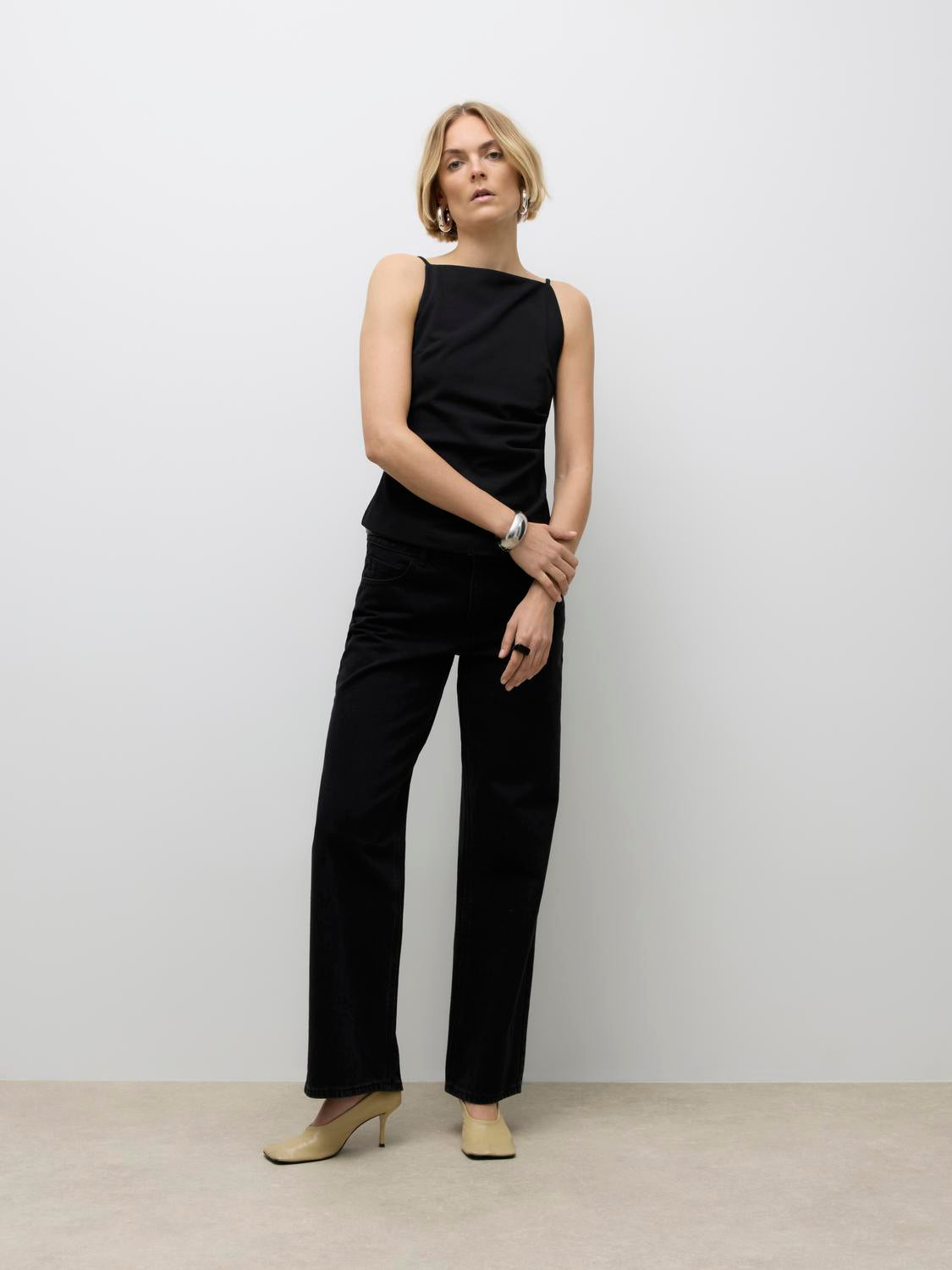 model_shot-front_full